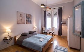 Belvarosi Vintage Apartman A Setaloutcan